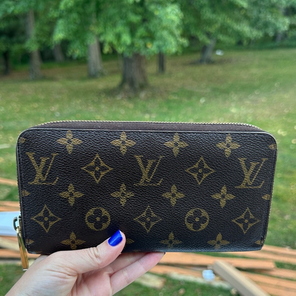 Louis Vuitton Monogram Zippy Wallet - Picture 6 of 16